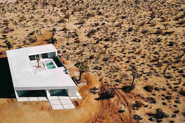 This property in Joshua Tree, California is perfect for a couples' getaway trip. Warm and inviting location with just the right number of rooms.
