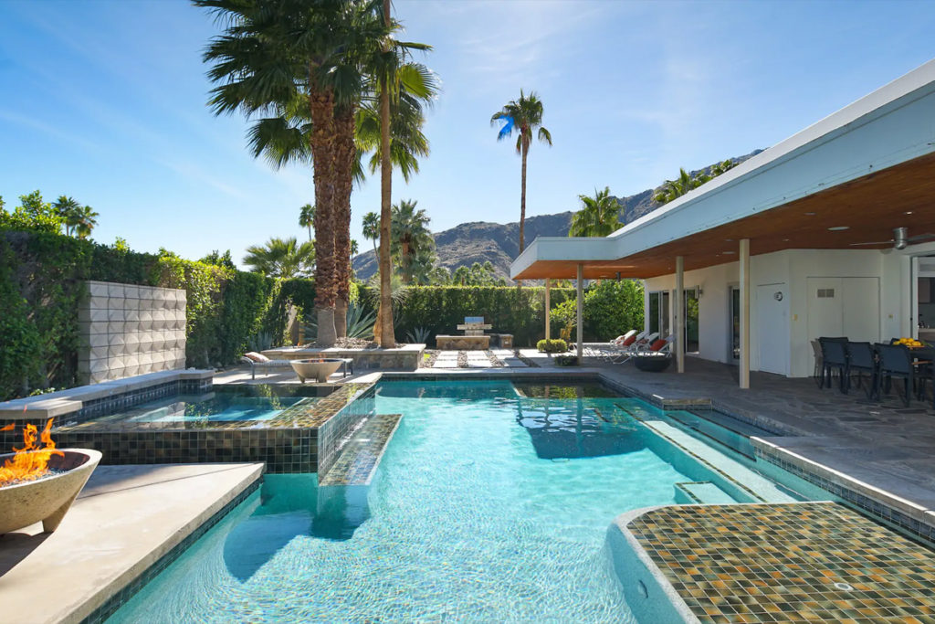 This property in Joshua Tree, California is perfect for a couples' getaway trip. Warm and inviting location with just the right number of rooms.