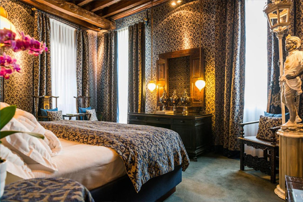 We love a sexy hotel room and Montreal has some really good ones. Couples will love the varied choices on our list of the best.